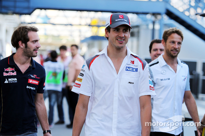 雷速-索伯车队鏖战迈凯伦，塞恩斯扛起全队