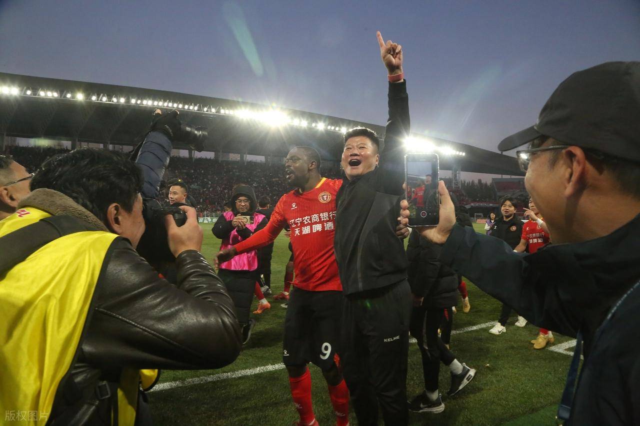 雷速体育直播入口-足球赛事频刷热搜，球迷翘首以待