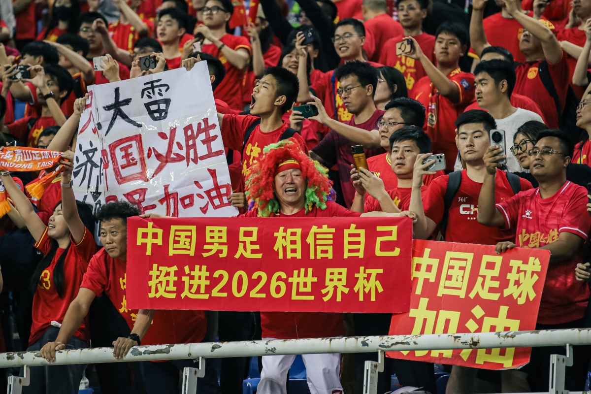 足球赛事频刷热搜，球迷翘首以待