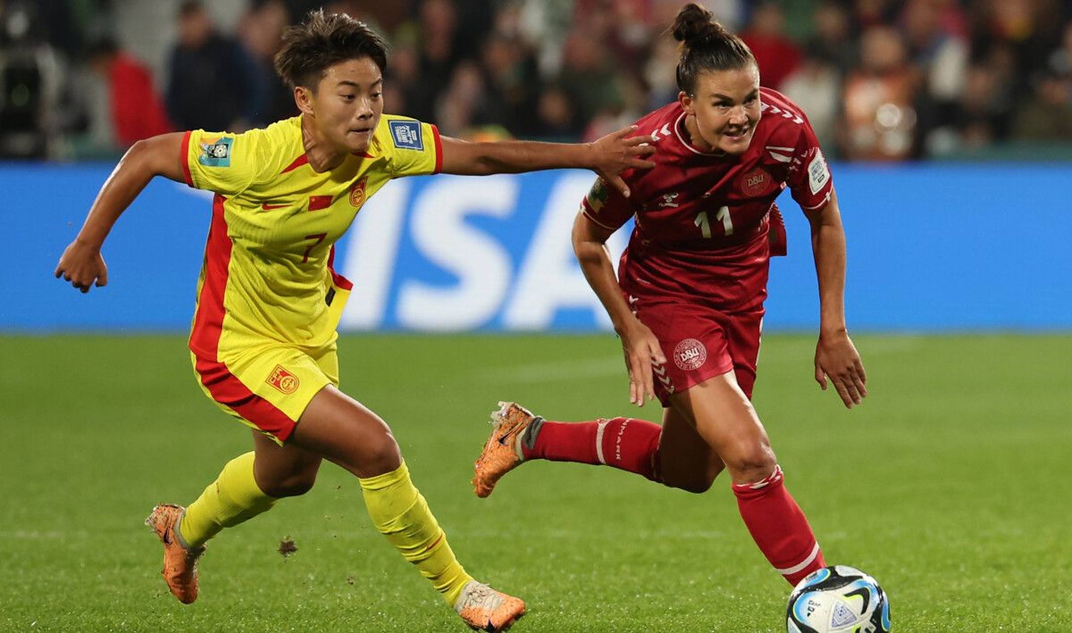 丹麦女足备战国际赛事，备战紧张