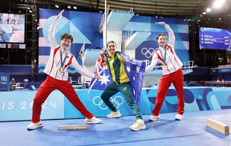 赛场上一幕幕激烈对战，球队全力以赴