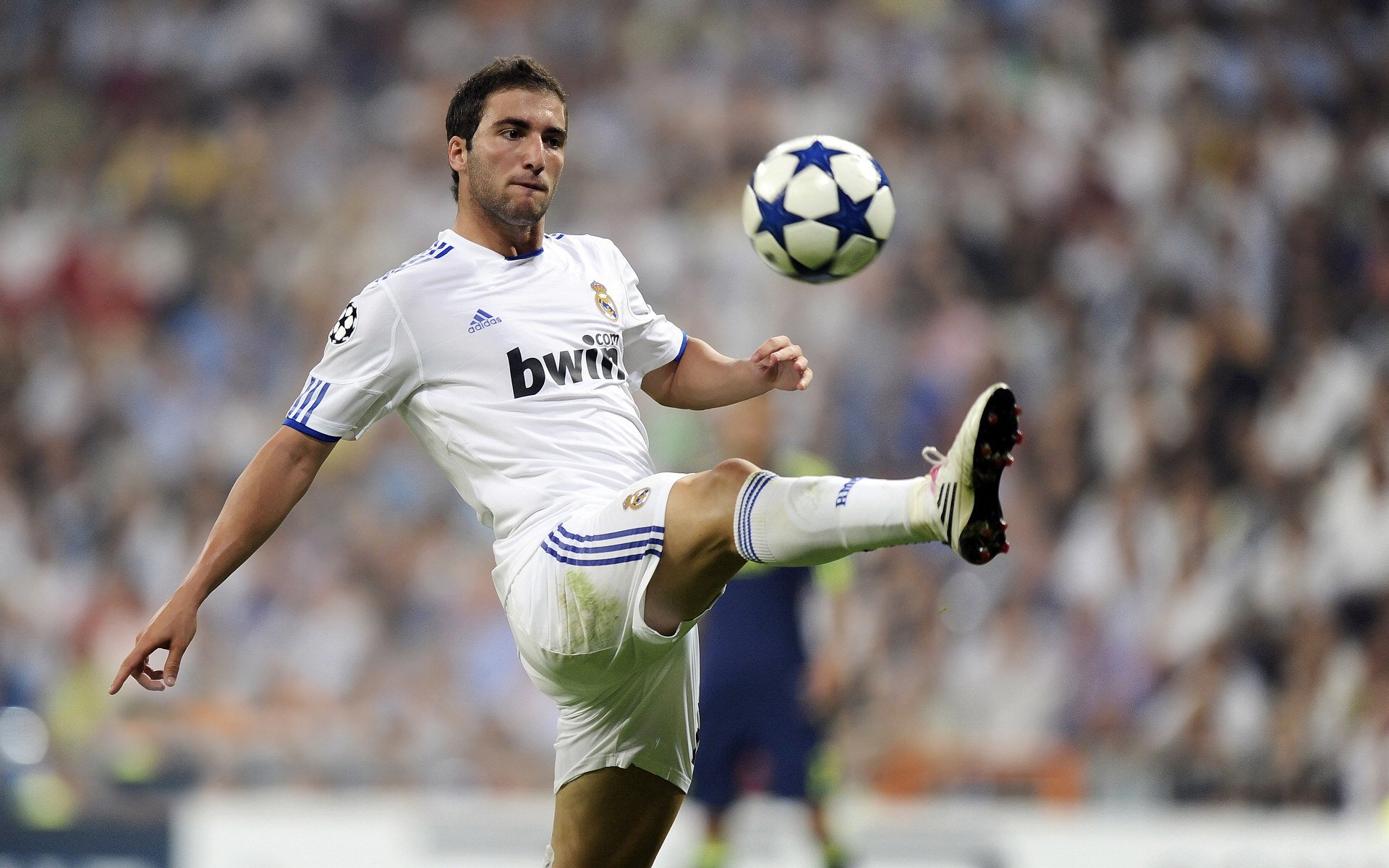 雷速下载-黄喜灿一锤定音，亚洲之光如何成为美尼之战的胜负手